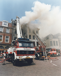103388 Afbeelding van het blussen van de brand bij Ubica / Muskens Slaapcentrum (Ganzenmarkt 24) te Utrecht.